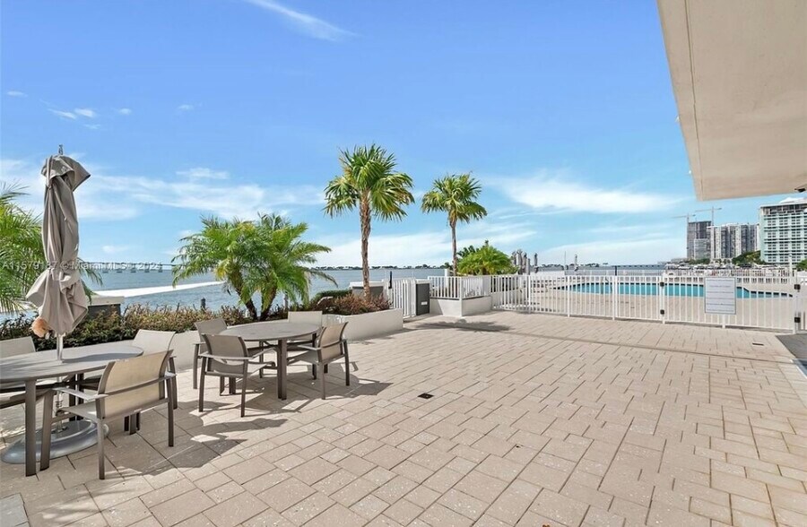 Building Photo - 200 SE 15th Rd