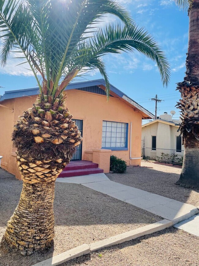 Building Photo - Fully Remodeled Charming Historic 2 Bed 1 ...