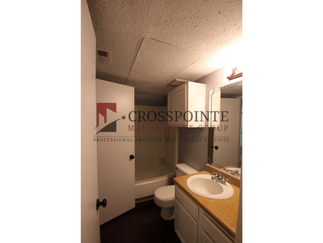 Building Photo - Tour Today: Downstairs 1 Bed 1 Bath Apartment!