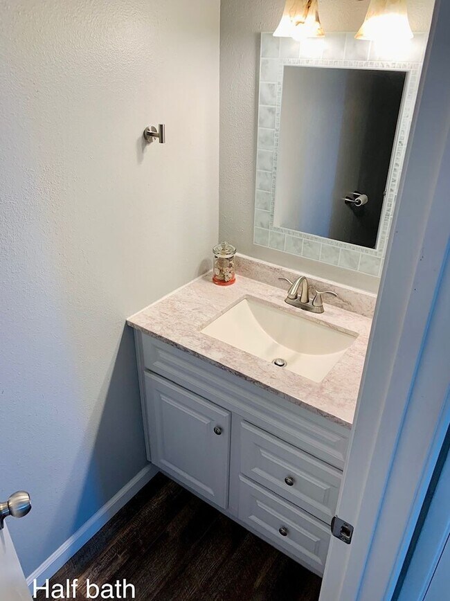 Building Photo - 3 bed updated OB townhome, near beach