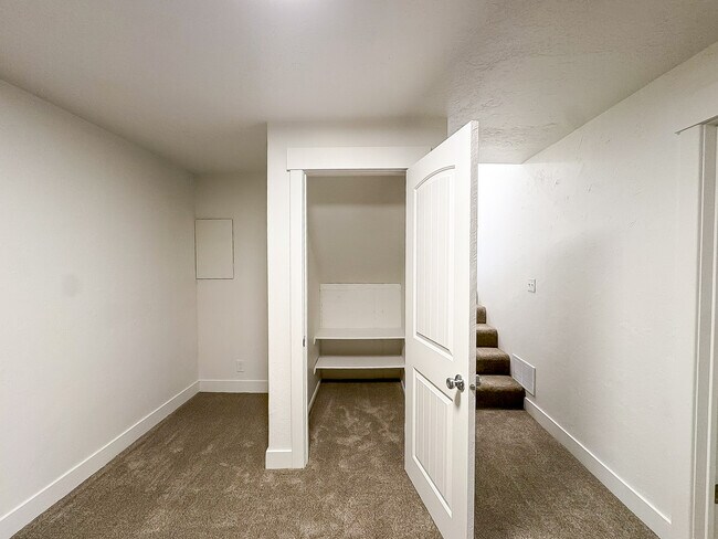 Building Photo - 1340 E Navajo Dr