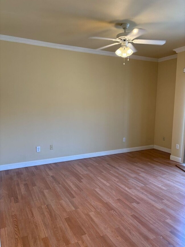 Building Photo - Upscale Living in Westlake Villas – Minute...
