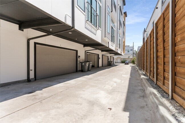 Building Photo - 4223 Delano Pl