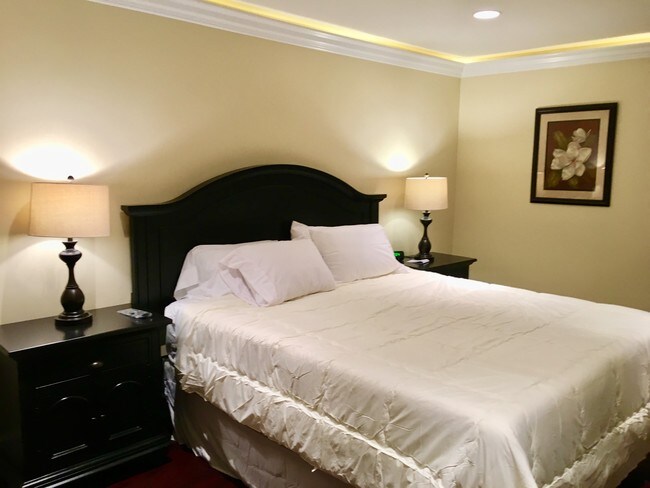 Building Photo - 700 N Irena Ave