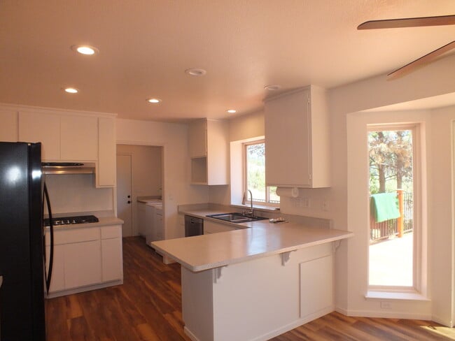 Building Photo - Apple Hill 3/2 cottage
