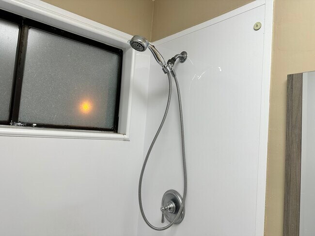 Building Photo - 2 Shrewsbury Green Dr