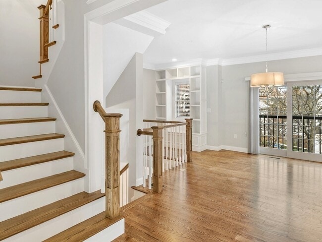 Building Photo - 35 Lambert St