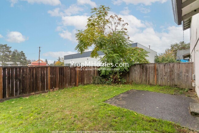 Building Photo - Refreshed Two Bedroom Townhome in Montavilla!