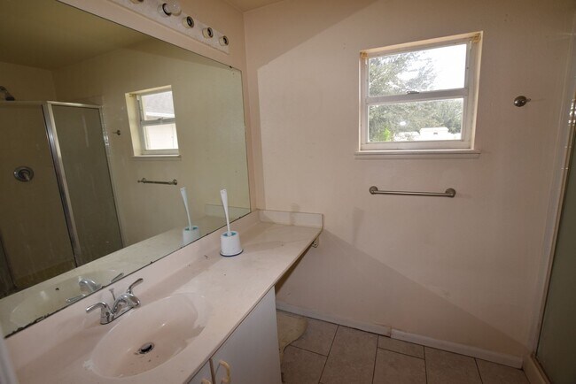 Building Photo - 1060 Dudley Dr