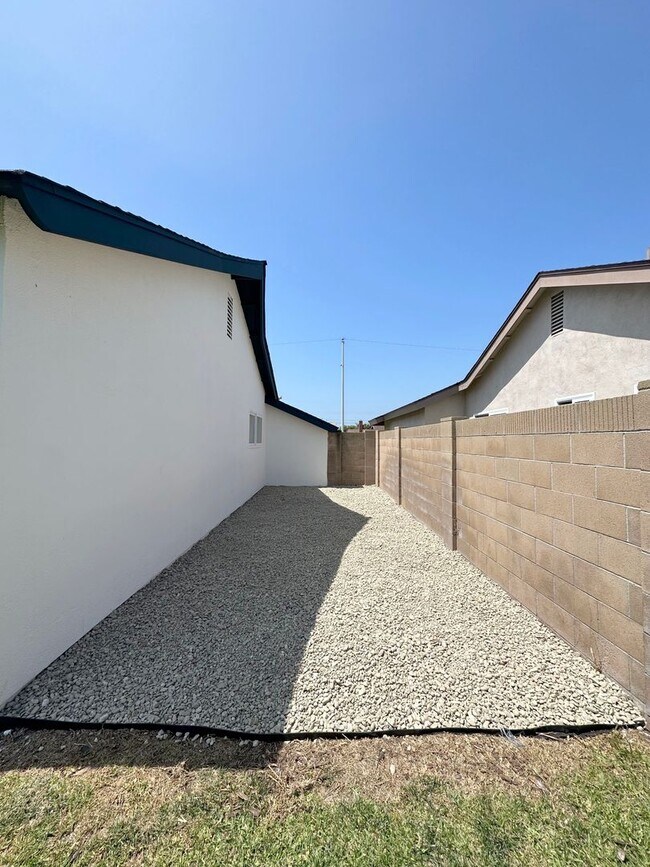 Building Photo - Experience the coastal breeze and the quiet charm of Hawaii Lane.