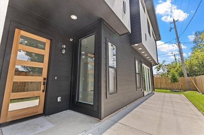 Building Photo - 5110 Longmeadow St