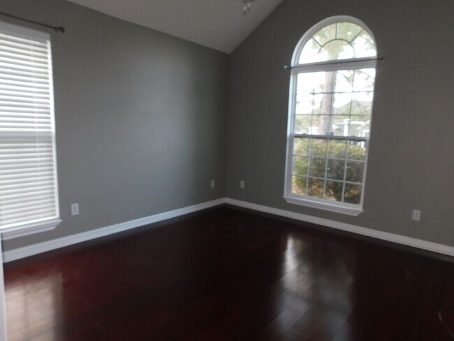 Building Photo - 3 bedroom in Crestwood S/D