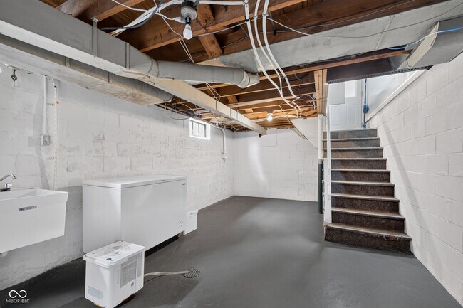 Building Photo - 5428 E 10th St