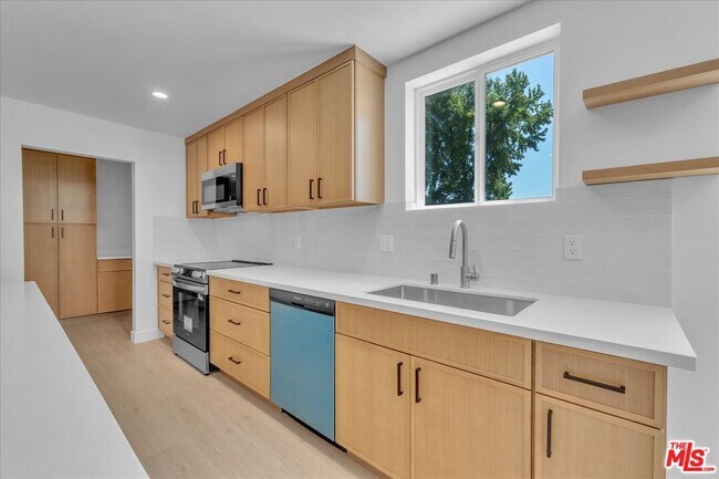 Building Photo - 6913 Encino Ave