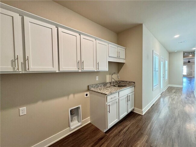 Building Photo - 814 NE Hts Ln