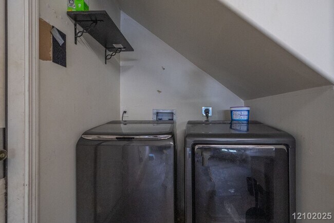 Building Photo - $3500 l 3 Bed / 2 Bath / 2 Parking IN SEA COUNTRY W 12 SOLAR PANELS