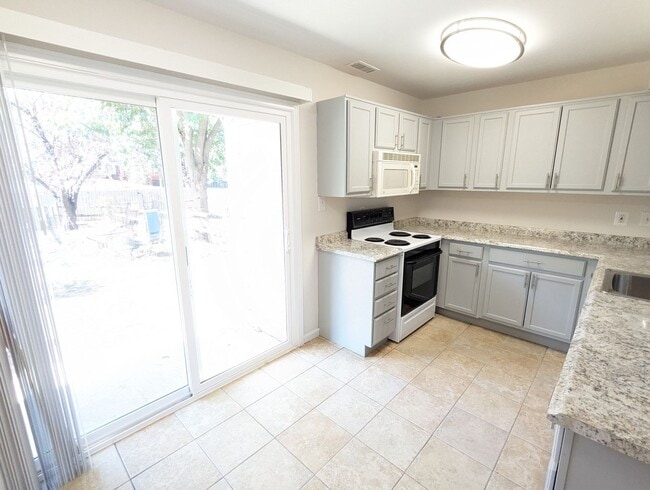 Building Photo - Charming two level townhouse in establishe...