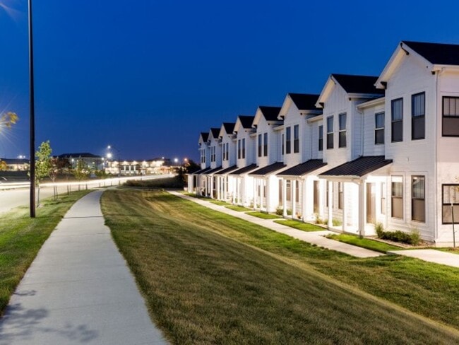 Building Photo - Cove at Prairie Trail Townhomes - Prairie View Interior Unit
