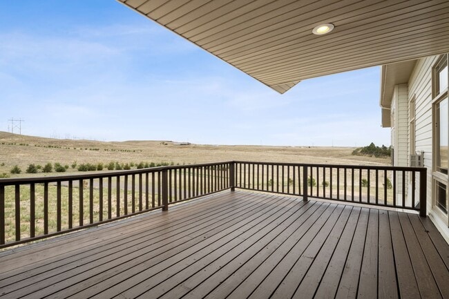 Building Photo - Executive 3-Bed Ranch Main Level - Private...