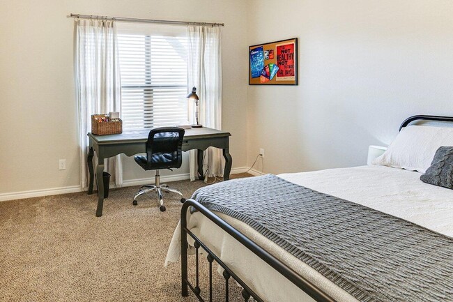 Building Photo - 806 E 19th St