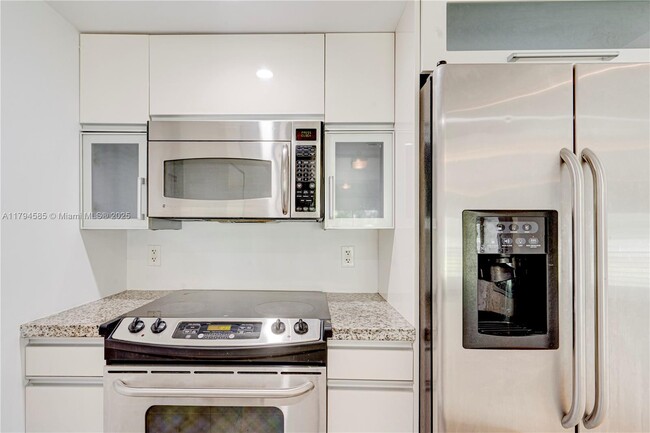 Building Photo - 7541 SW 61st Ave