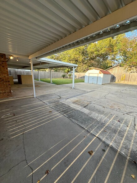 Building Photo - 18304 Autumn View Dr