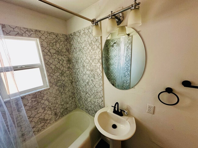 Building Photo - 1316 Buena Vista Dr SE