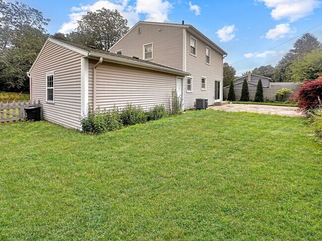 Building Photo - 2236 Elmwood Dr SE