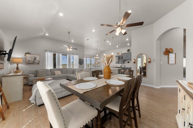 Building Photo - Upscale Living!