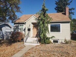 Building Photo - Spacious 3 BR/2 BR Family Home