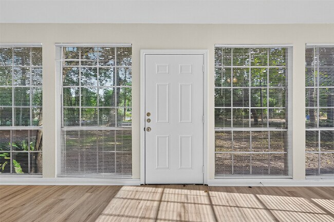 Building Photo - 16643 Lake Cir