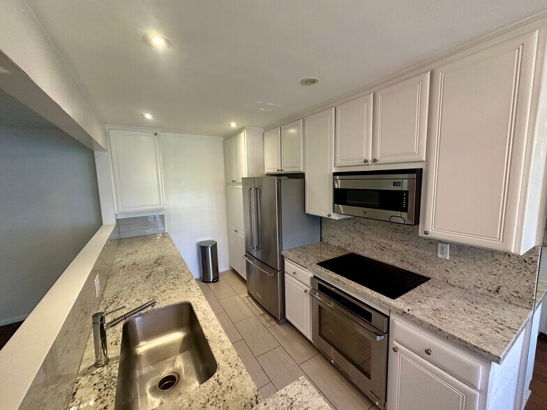 Building Photo - 700 Westmount Dr