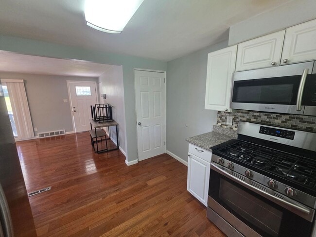 Building Photo - 3-bedroom, 2-bath home in West Mifflin