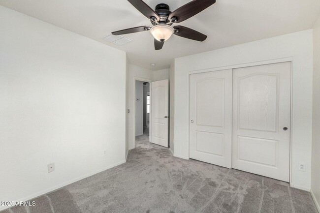 Building Photo - Beautiful 3 bedroom plus den, 2.5 bath hom...
