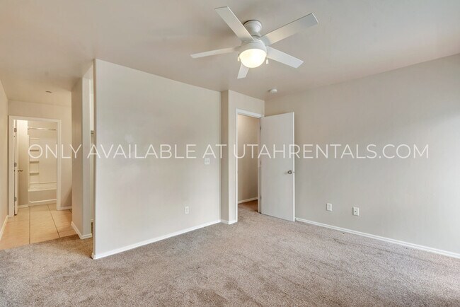 Building Photo - 6623 Blue Iris Dr