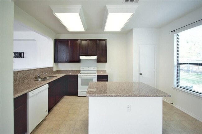 Building Photo - 2204 Old Sterling Rd