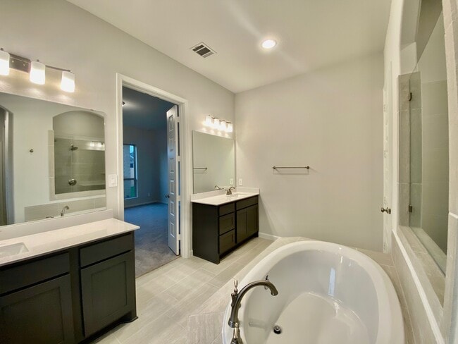 Building Photo - 9411 Trestle Creek Ct