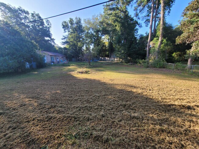 Building Photo - 3 bedroom 2 bath brick ranch in great loaction .