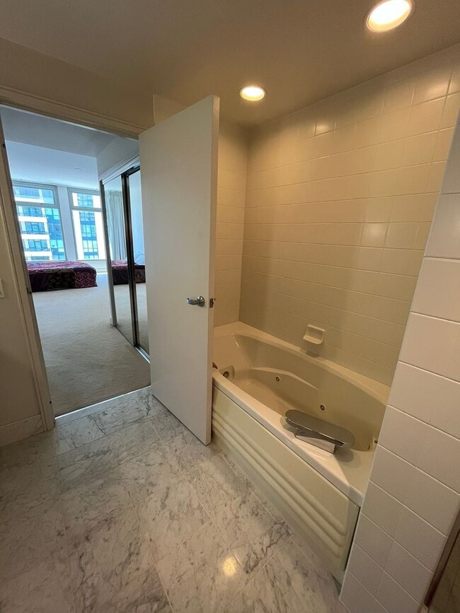 Building Photo - Experience upscale living in Downtown San Diego with great views. This is a must see!