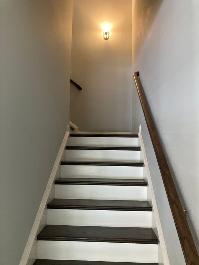 Building Photo - End Unit Condo in Shadow Green of Franklin