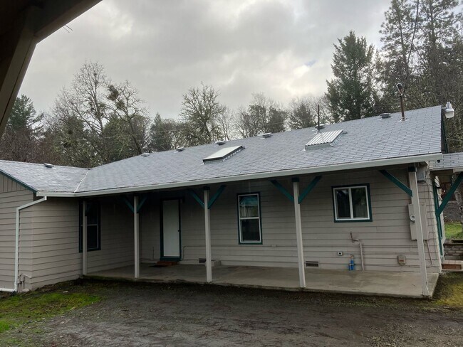 Building Photo - Welcome to this cozy spot 2 bed, 1 bath, r...