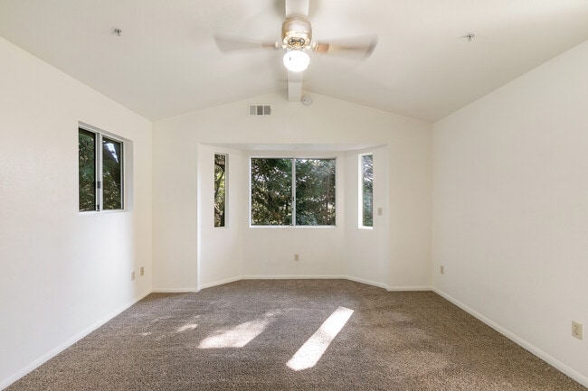 Building Photo - 1005 Chillon Dr