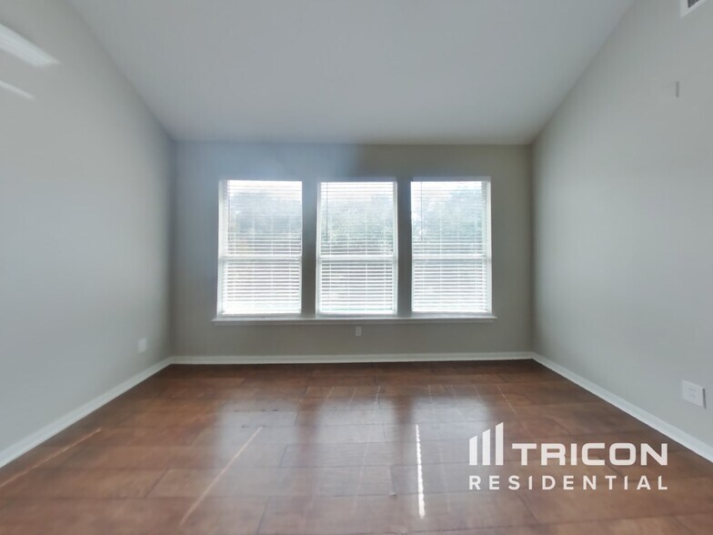 Building Photo - 405 Red Hawk Dr