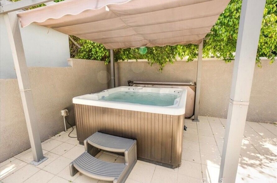 Building Photo - 2481 S Bundy Dr