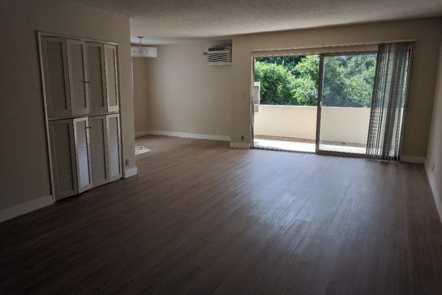 Living Area - 1637 Veteran Ave