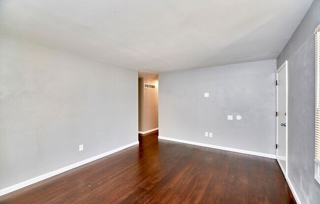 Building Photo - 2365 N Pointe Ln