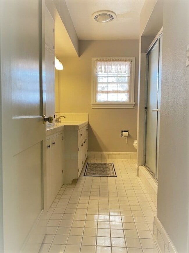 Building Photo - Large Three Bedroom Home