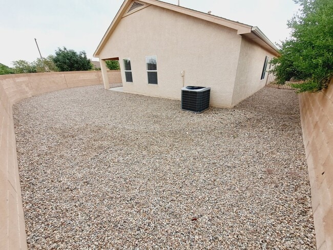 Building Photo - 3 bed 2 bath home in Huning Ranch