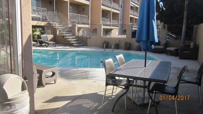 Building Photo - HILLCREST - 1 BED / 1 BATH TOP FLOOR CONDO.