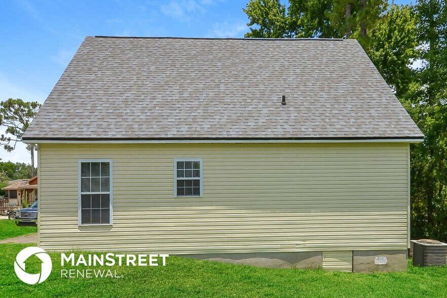 Building Photo - 12290 Versailles St
